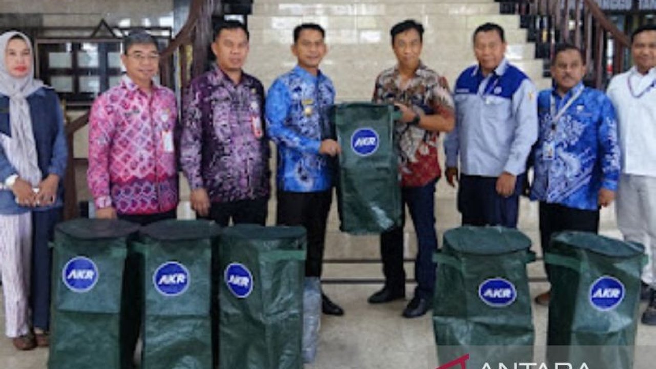 Pemerintah Kota Banjarmasin mendapat bantuan 1000 komposter dari PT AKR Corporindo untuk mengatasi darurat sampah organik yang mencapai 52 persen dari total sampah kota.