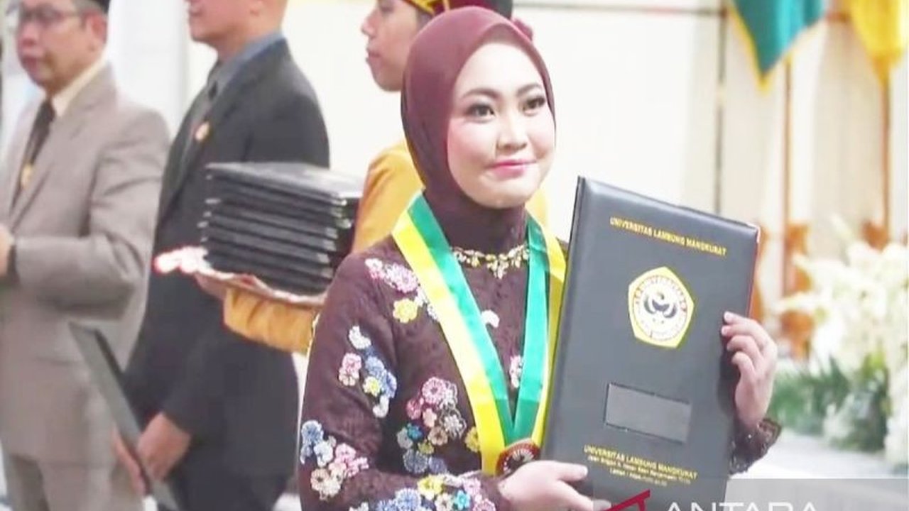 Universitas Lambung Mangkurat (ULM) meluluskan 88 dokter umum dan 27 dokter spesialis baru, menjadi lulusan perdana dengan akreditasi Unggul, berkomitmen mencetak tenaga medis profesional dan berdampak bagi masyarakat.