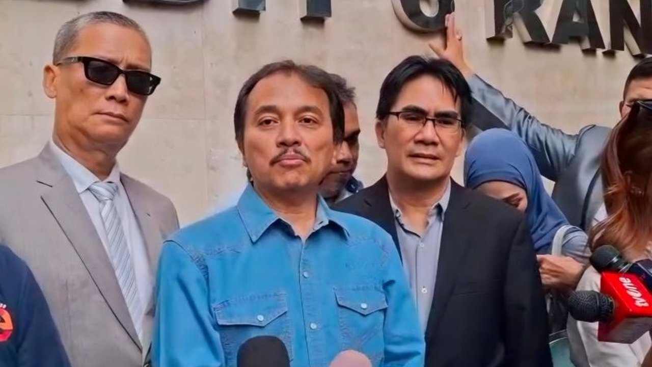 Pakar telematika Roy Suryo menjalani pemeriksaan di Polda Metro Jaya terkait kasus dugaan ijazah palsu Presiden Jokowi, menjawab 26 pertanyaan seputar riwayat hidup dan pendidikannya.