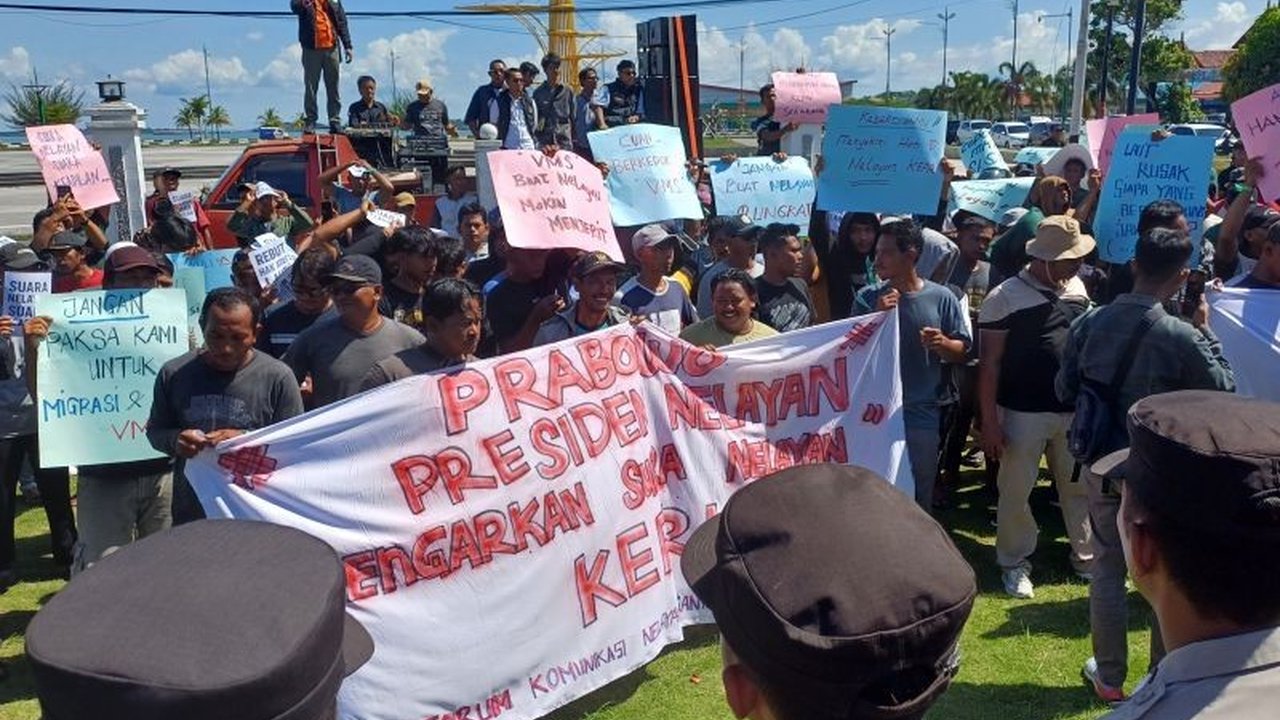 Kepala PSDKP Batam menjelaskan manfaat Vessel Monitoring System (VMS) bagi nelayan, meskipun kebijakan ini menuai protes karena harga dan pembatasan wilayah tangkap.