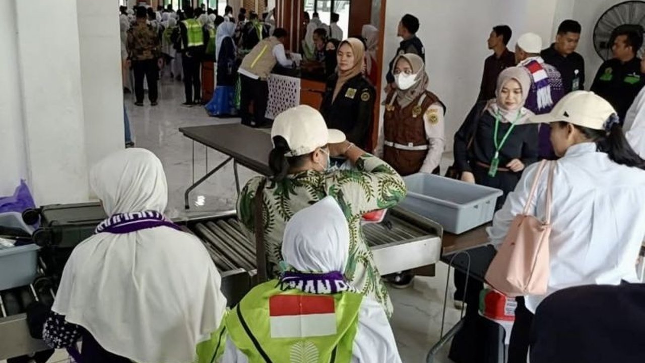 Balai Karantina Hewan, Ikan, dan Tumbuhan Kalsel memberikan edukasi dan pengawasan ketat barang bawaan jamaah calon haji untuk mencegah masuknya hama penyakit dan melindungi sektor pertanian Indonesia.