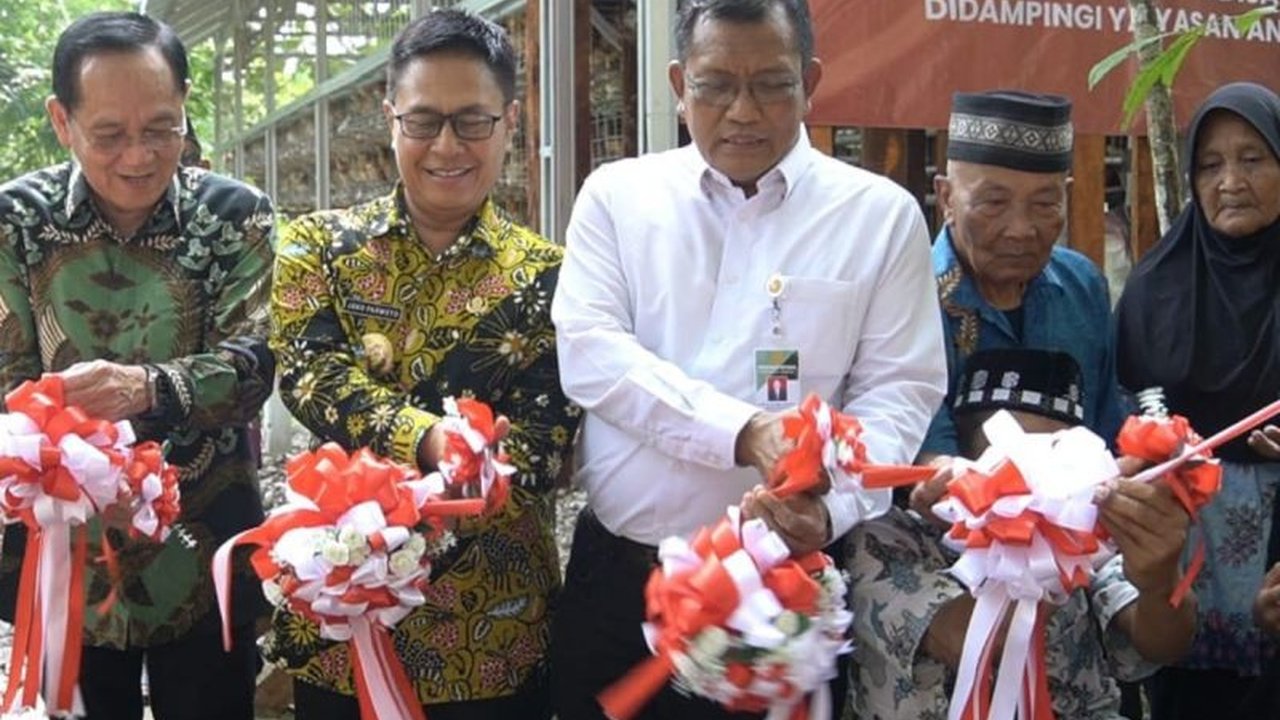 Fakultas Kedokteran Hewan UGM dan PT CPI membangun fasilitas peternakan ayam modern di Gunungkidul untuk pendidikan mahasiswa dan pemberdayaan masyarakat, mendukung pengembangan peternakan dan ekonomi lokal.