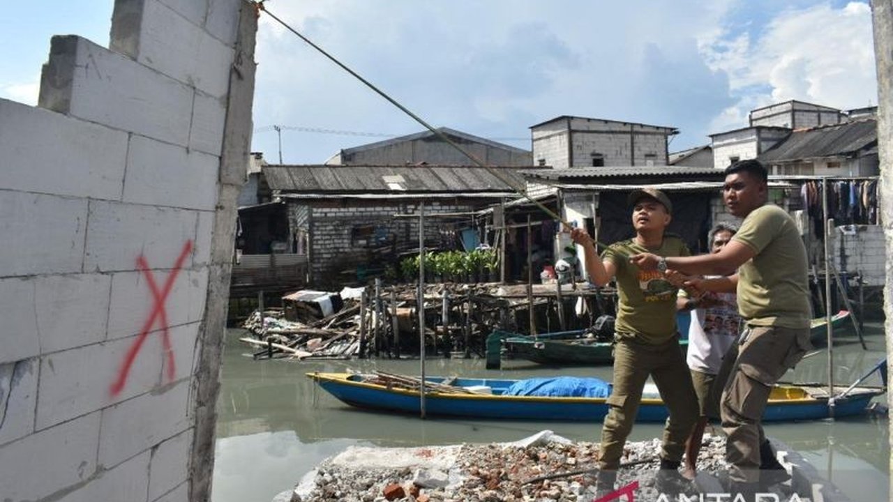 Satpol PP Surabaya bersama DSDABM membongkar bangunan liar di bantaran Sungai Kalianak untuk normalisasi sungai, setelah memberikan surat peringatan dan melakukan pendekatan kepada warga.