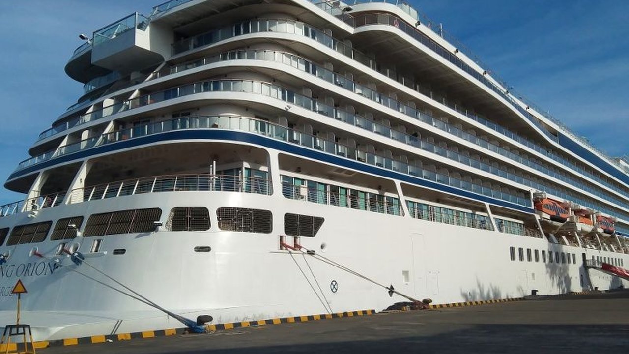 Pelabuhan Benoa, Bali, diramaikan oleh 50 ribu turis kapal pesiar selama empat bulan pertama tahun 2025, menandai peningkatan signifikan kunjungan wisata bahari ke Pulau Dewata.