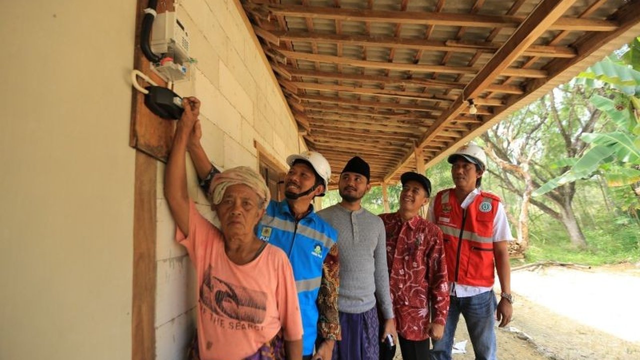 PLN meningkatkan akses listrik di Pulau Gili Raja, Sumenep, Jawa Timur menjadi 12 jam per hari, sebuah peningkatan signifikan yang disambut antusias oleh warga.