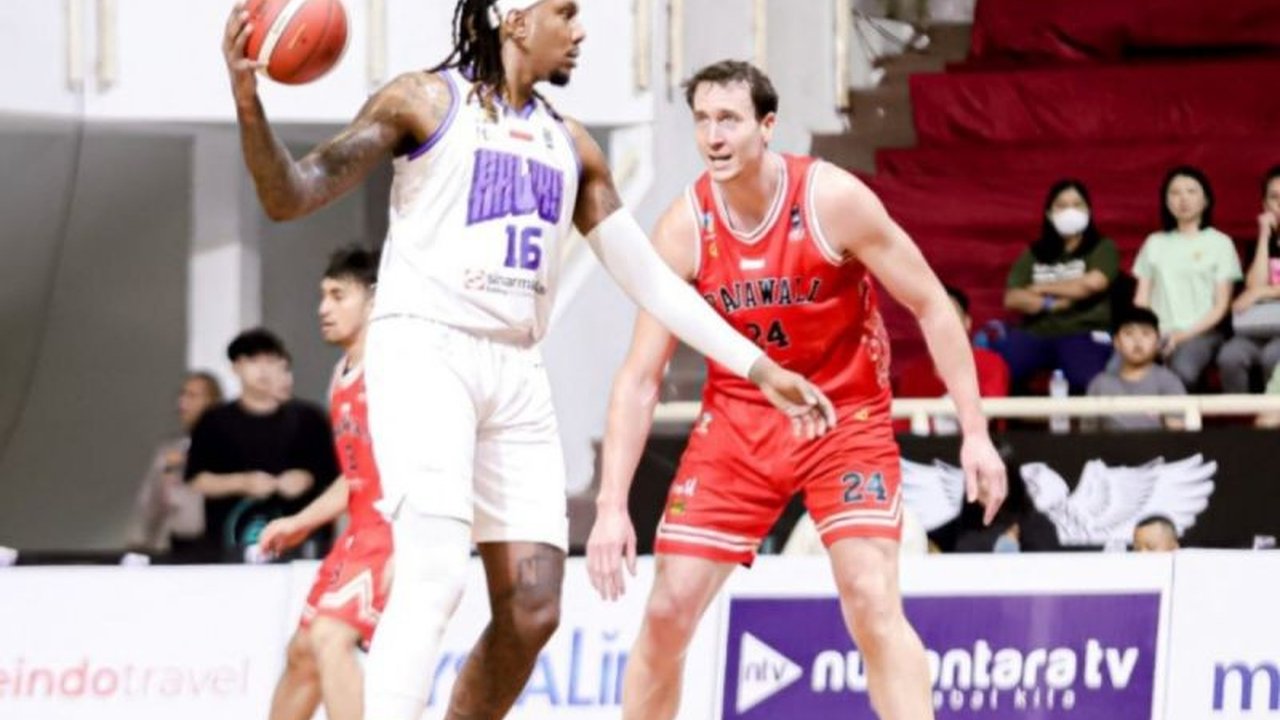 Tangerang Hawks berhasil taklukkan Rajawali Medan dengan skor 80-74 di IBL 2025, berkat strategi efektif meredam performa apik Quintin Dove.