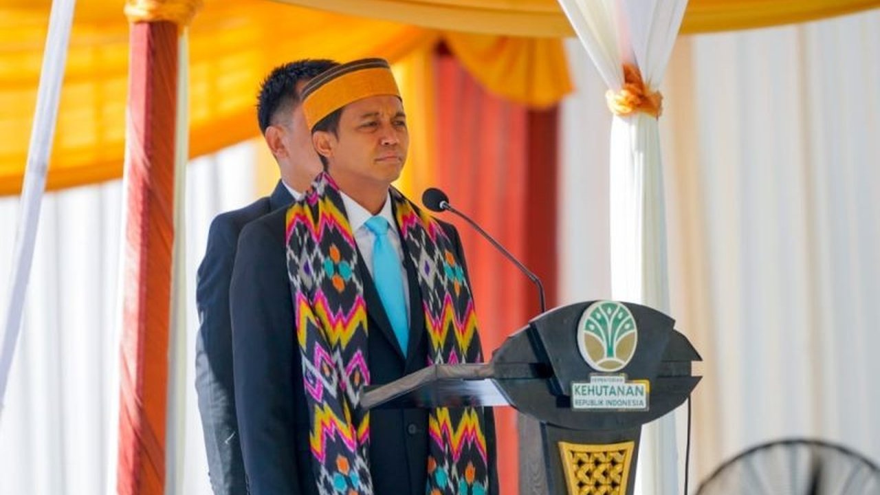 Menteri Kehutanan, Raja Juli Antoni, menekankan komitmen pemerintah dalam pengembangan SDM kehutanan melalui berbagai program, termasuk peningkatan kualitas SMK Kehutanan dan akses kerja bagi alumni.