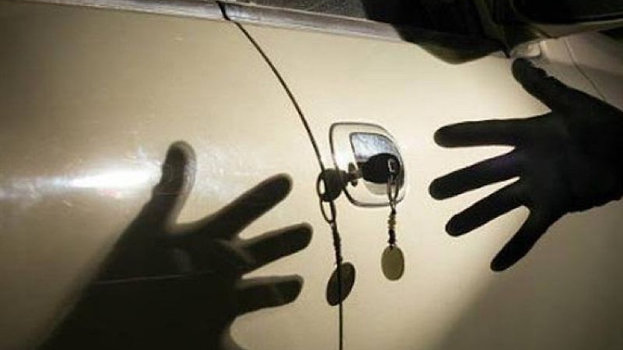 Seorang pencuri emas batangan seberat 100 gram dan barang berharga lainnya berhasil ditangkap polisi di Jakarta Utara setelah sebelumnya beraksi di sebuah restoran.