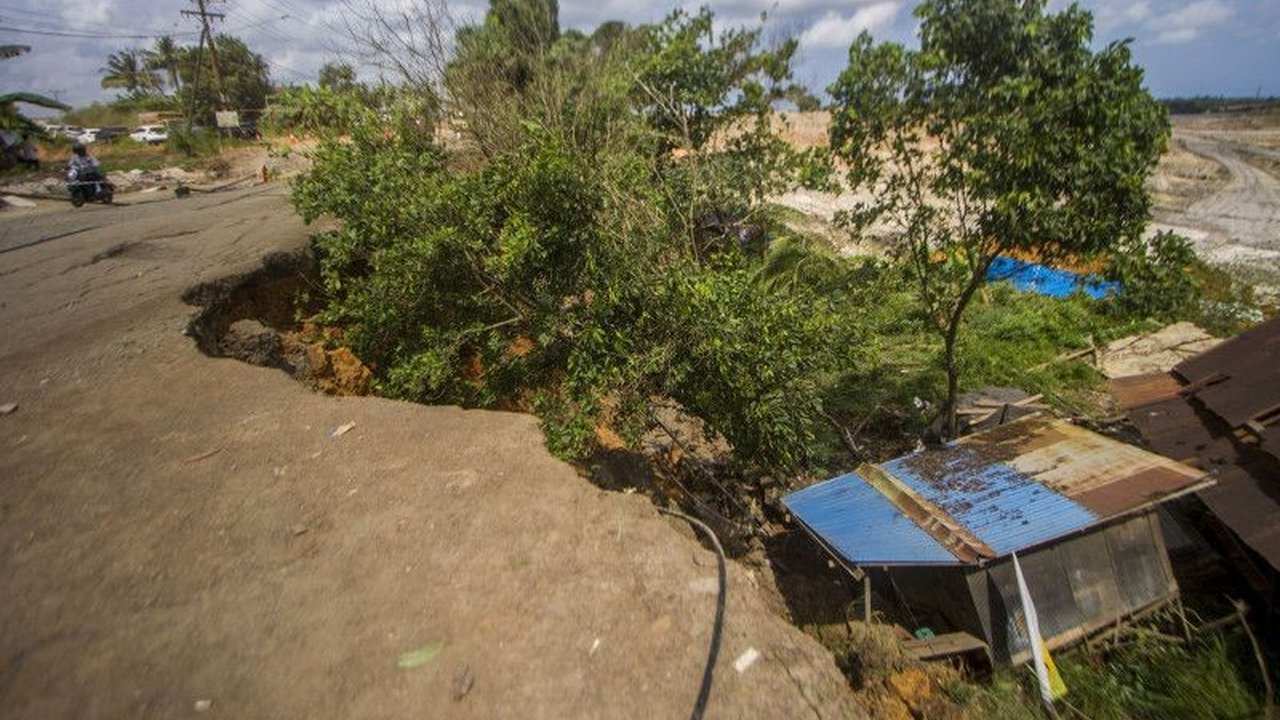 Jalan nasional amblas di KM 171 Satui, Tanah Bumbu, Kalimantan Selatan, membuat DPRD setempat mendesak pemerintah pusat untuk segera melakukan perbaikan, sementara Pemkab setempat membangun jalan alternatif.