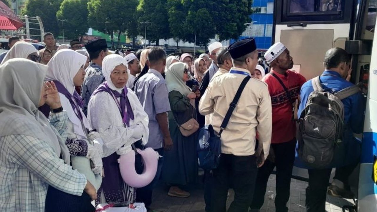 Pemerintah Kota Ambon melepas 321 calon haji untuk berangkat ke Arab Saudi pada Mei 2025,  memberikan insentif dan doa restu untuk ibadah haji yang mabrur.
