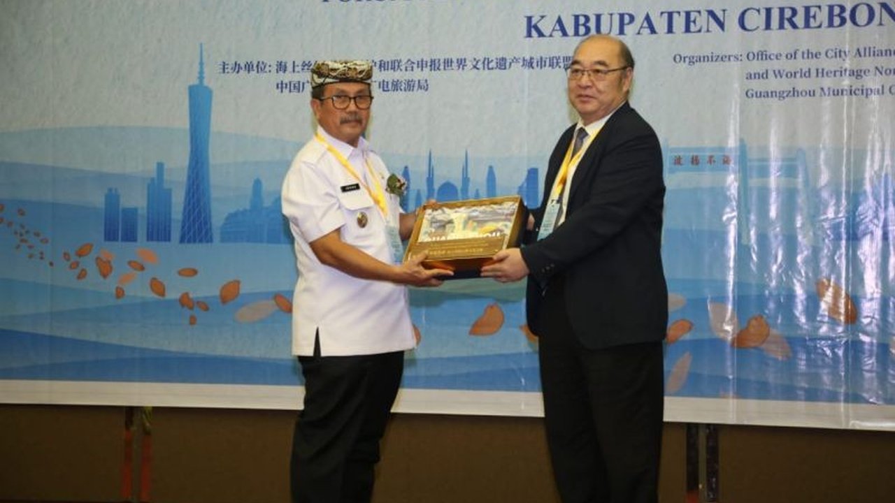 Pemerintah Kabupaten Cirebon berkomitmen menjaga dan melestarikan warisan sejarah Jalur Sutra Maritim, termasuk rencana pembangunan Museum Cheng Ho dan penggalian data sejarah pelayaran maritim.
