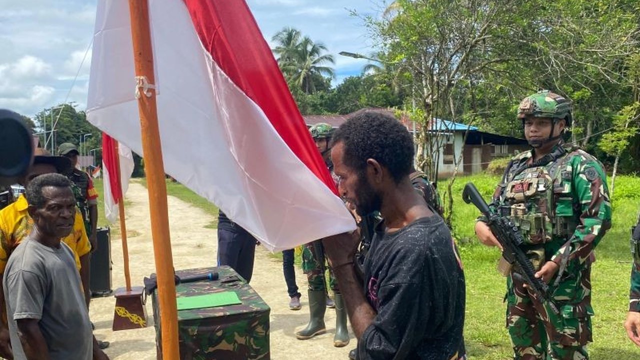 Yeremias Foumair, pimpinan OPM wilayah IV Sorong Raya, menyerahkan diri dan menyatakan setia kepada NKRI, didorong oleh kerinduan akan keluarganya dan kesadaran bahwa kekerasan bukanlah jalan keluar.
