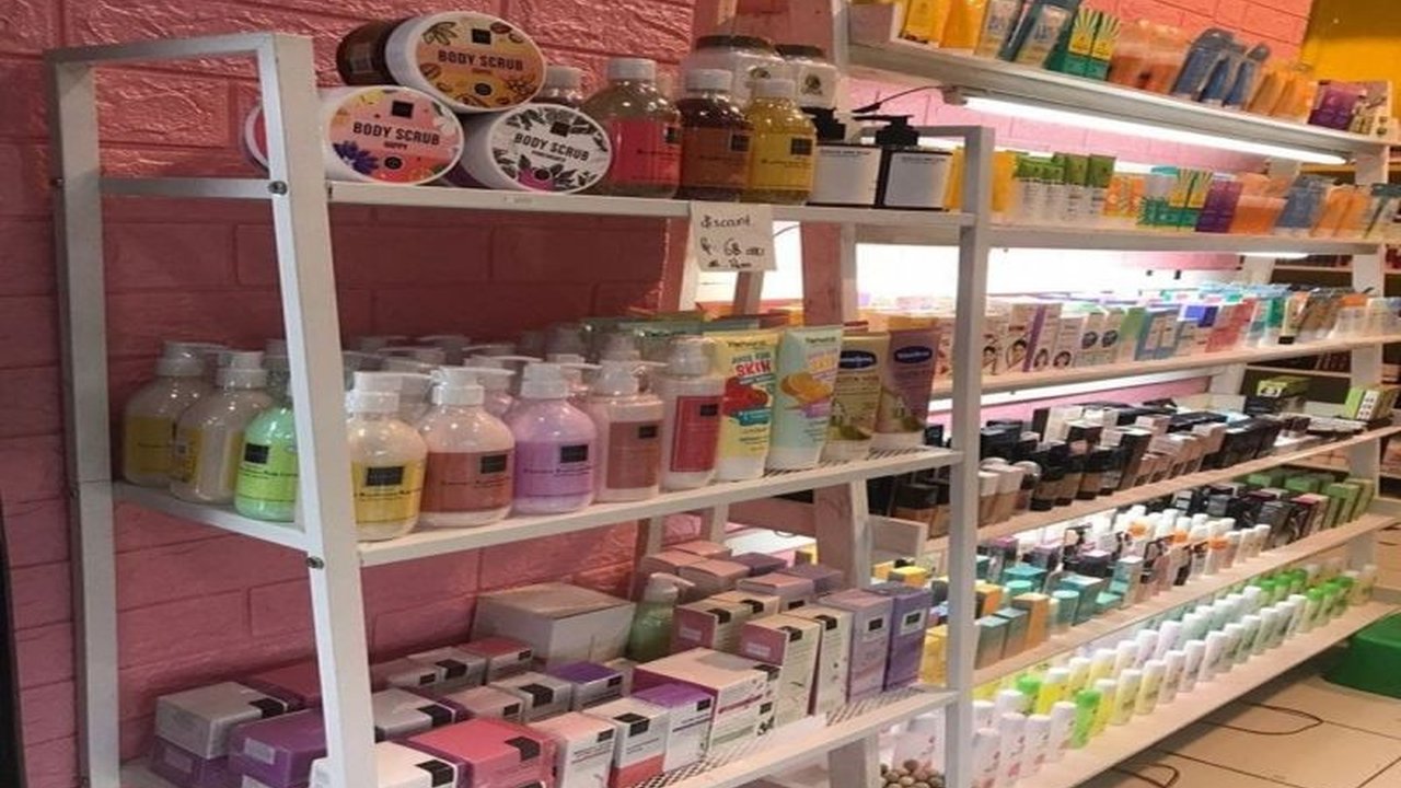 Badan Penyelenggara Jaminan Produk Halal (BPJPH) menegaskan kewajiban sertifikasi halal untuk produk kosmetik mulai Oktober 2026, mendorong peningkatan kesadaran dan transparansi industri.