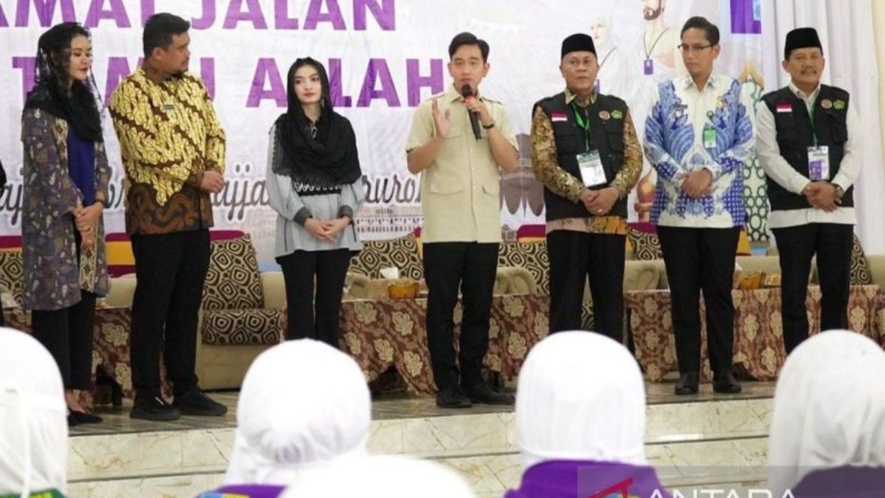 Wakil Presiden Gibran Rakabuming Raka menyapa calon haji Kloter 12 Embarkasi Medan, menekankan pentingnya layanan haji yang lancar, khususnya bagi lansia, dan mendorong fasilitas 