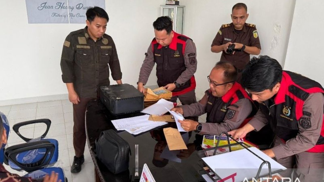 Kejaksaan Negeri Ogan Komering Ulu menggeledah Kantor PMI setempat terkait dugaan korupsi dana hibah Pemkab OKU tahun 2022-2024, menyita dokumen dan barang elektronik penting.