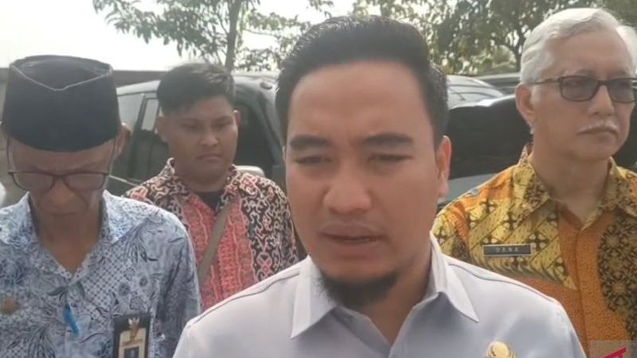 Wali Kota Cilegon memastikan pembangunan pabrik baterai listrik PT Chandra Asri Alkali tetap berjalan meskipun ada dugaan intimidasi oleh oknum pengusaha, dengan penegakan hukum yang akan segera dilakukan.