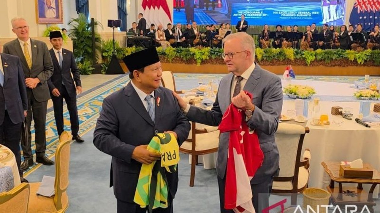 Saling Tukar Jersey Timnas, Prabowo dan Albanese Tunjukkan Keakraban Usai Makan Siang di Istana