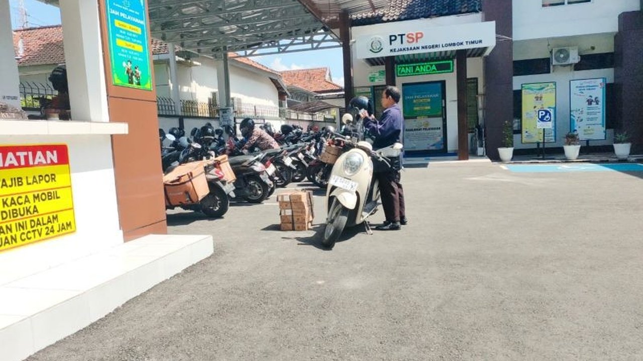 Kejaksaan Negeri Lombok Timur memeriksa puluhan kepala sekolah SD terkait dugaan korupsi pengadaan laptop dan alat TIK senilai Rp32 miliar lebih di Dinas Dikbud Lombok Timur tahun 2022.