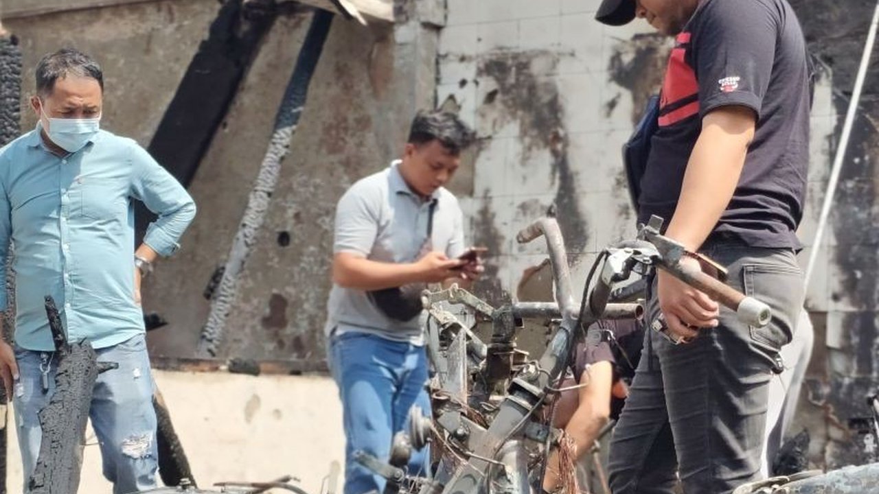 Kebakaran di Gang Guntur, Cianjur, menghanguskan 16 sepeda motor dan sebuah rumah kosong; Damkar Cianjur berhasil memadamkan api setelah dua jam penanganan.