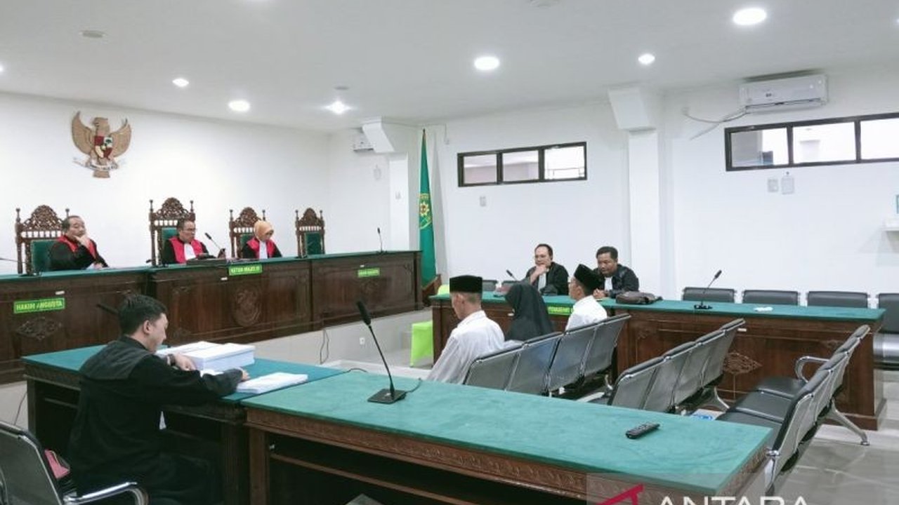 Tiga terdakwa korupsi dana BUMDes Desa Sinar Laut, Bengkulu, dituntut hukuman penjara dan denda berbeda, dengan total kerugian negara mencapai Rp160 juta.