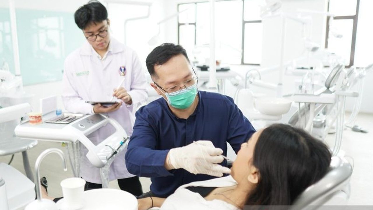 Indonesia kekurangan dokter gigi, mengancam kesehatan masyarakat; solusi dibutuhkan melalui pendidikan kedokteran gigi berkualitas dan distribusi tenaga yang merata.