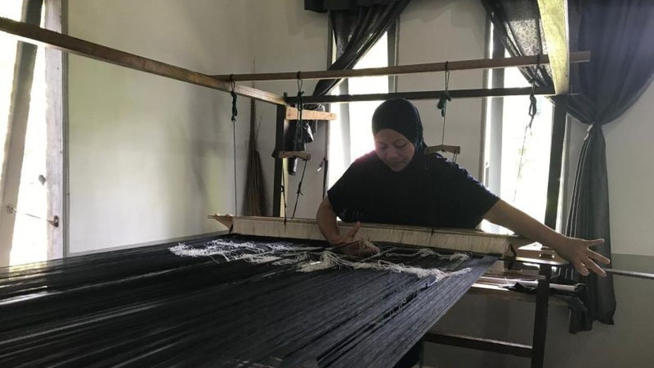 Songket Singkawang Go Internasional: Motif Anggrek Curi Perhatian Eropa dan Jepang