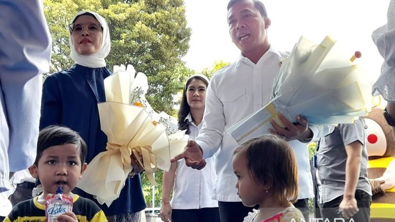 Menteri PPPA merespons rencana Gubernur Jabar mengirim anak nakal ke barak militer dengan menekankan pentingnya mengurai akar masalah kenakalan anak, bukan hanya solusi instan.