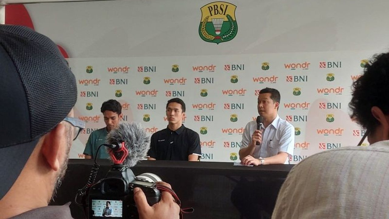 Jonatan Christie, pebulu tangkis tunggal putra Indonesia, resmi meninggalkan Pelatnas PBSI karena alasan pribadi dan profesional setelah Olimpiade Paris 2024; ia akan berlatih secara profesional berbasis klub.