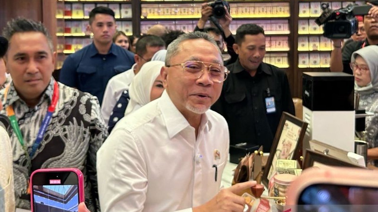 Menko Pangan Zulhas tegaskan tidak ada penghentian ekspor kelapa bulat meski harga dalam negeri tinggi; petani untung banyak, solusi peningkatan produksi lewat penanaman lebih banyak pohon kelapa.