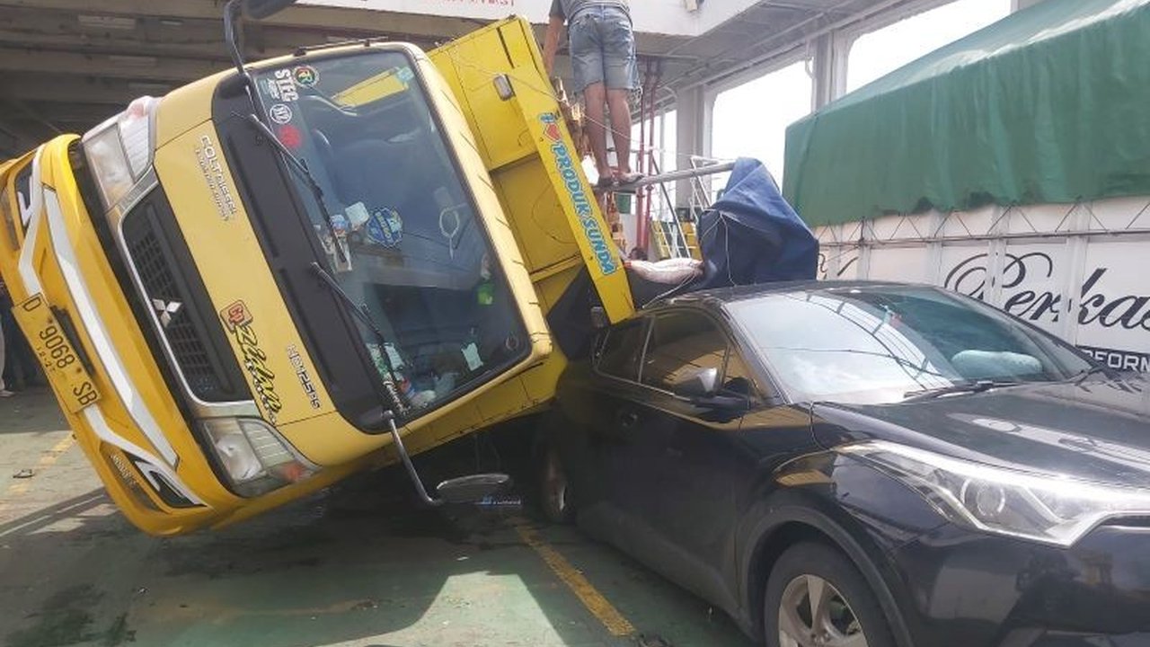 Ombak besar di Selat Bali menyebabkan truk di KMP Marina Pratama terguling, menimpa mobil lain dan menyebabkan tumpahan muatan.