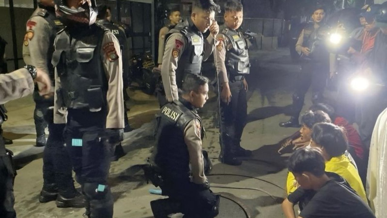 Polda Metro Jaya menangkap sembilan pemuda yang terlibat tawuran di Jakarta Timur; polisi menyita senjata tajam dan kendaraan, menekankan peran orang tua dalam mencegah kenakalan remaja.