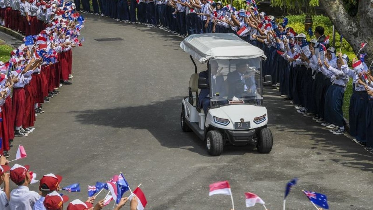 Presiden Prabowo Subianto secara pribadi mengantar PM Australia Anthony Albanese ke Istana Negara dengan mobil buggy setelah konferensi pers bersama, menandai keakraban hubungan kedua negara.
