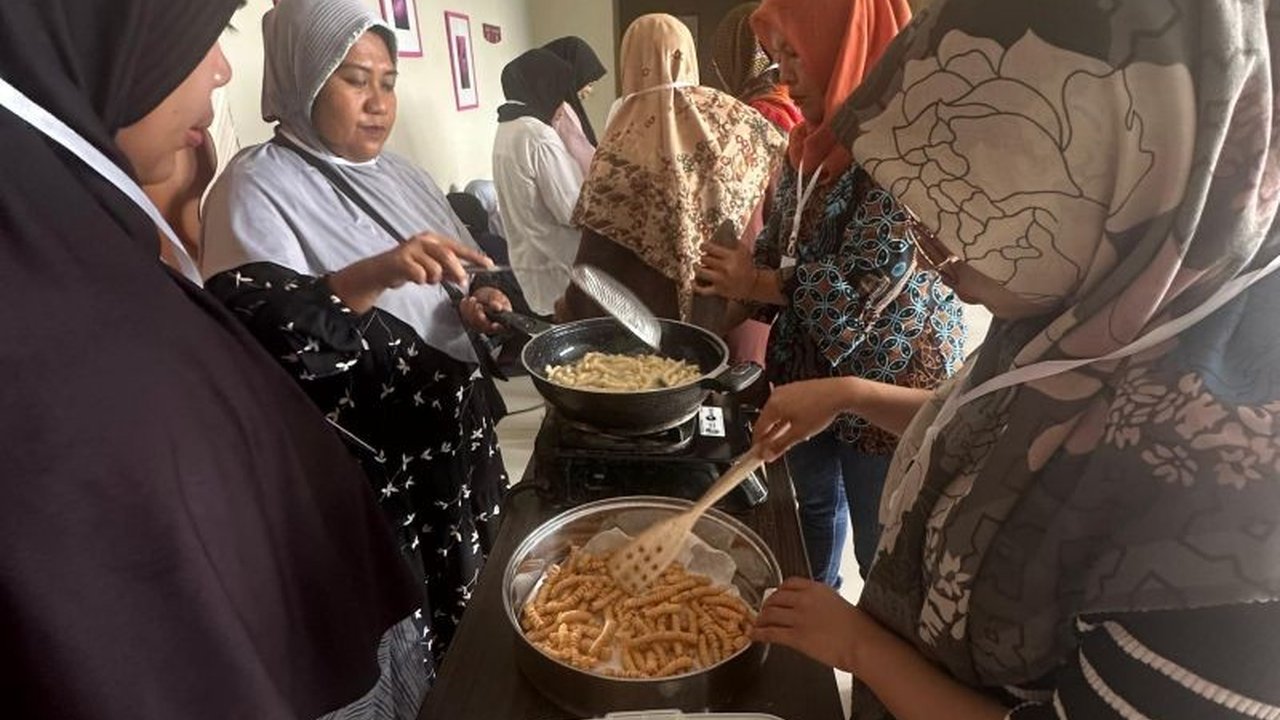 Disprinkop UKM Mataram Latih Warga DTKS Jadi Pembuat Kue Kering andal
