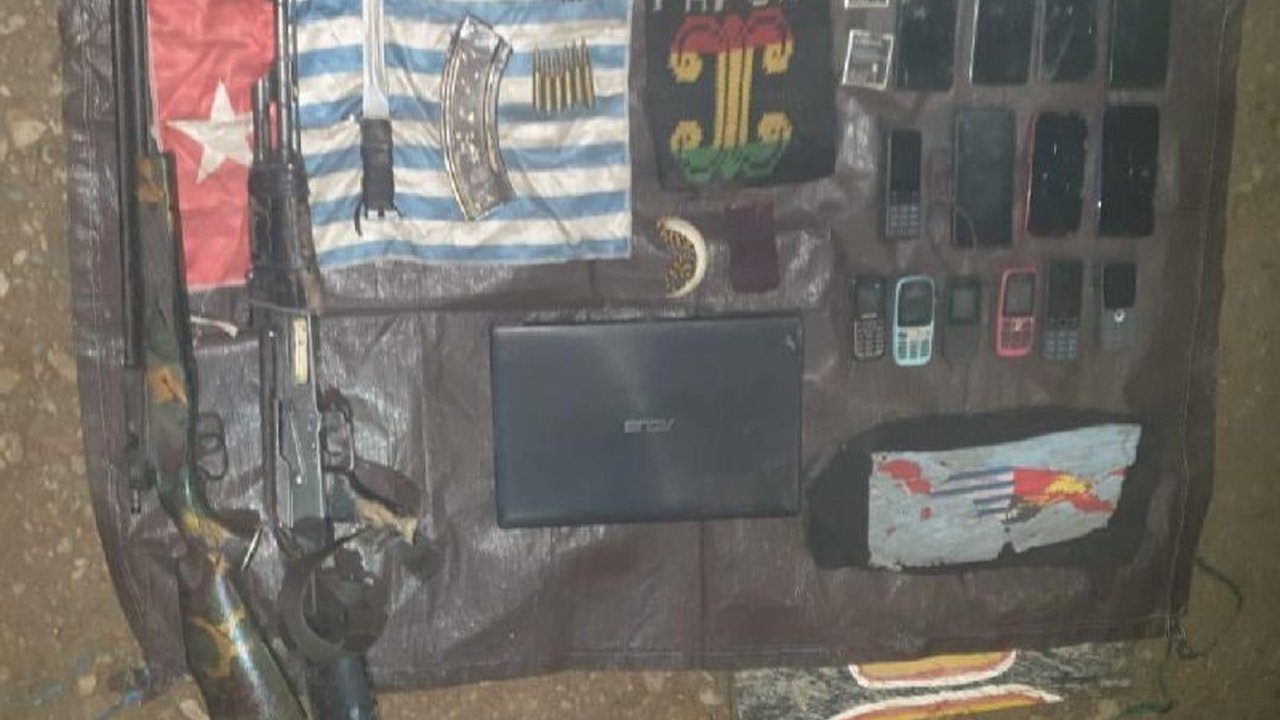 Prajurit TNI berhasil mengamankan senjata api, amunisi, dan bendera Bintang Kejora dari kelompok kriminal bersenjata (KKB) di Intan Jaya, Papua Tengah, setelah kontak tembak pada Selasa (13/5).