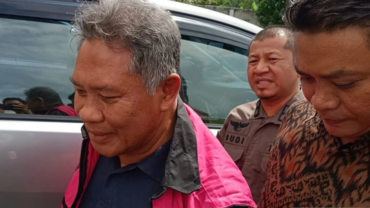 Kejati NTB menyerahkan tiga tersangka kasus korupsi aset Pemkab Lombok Barat berupa lahan eks LCC senilai Rp39 miliar ke penuntut umum, termasuk mantan Bupati Zaini Arony.