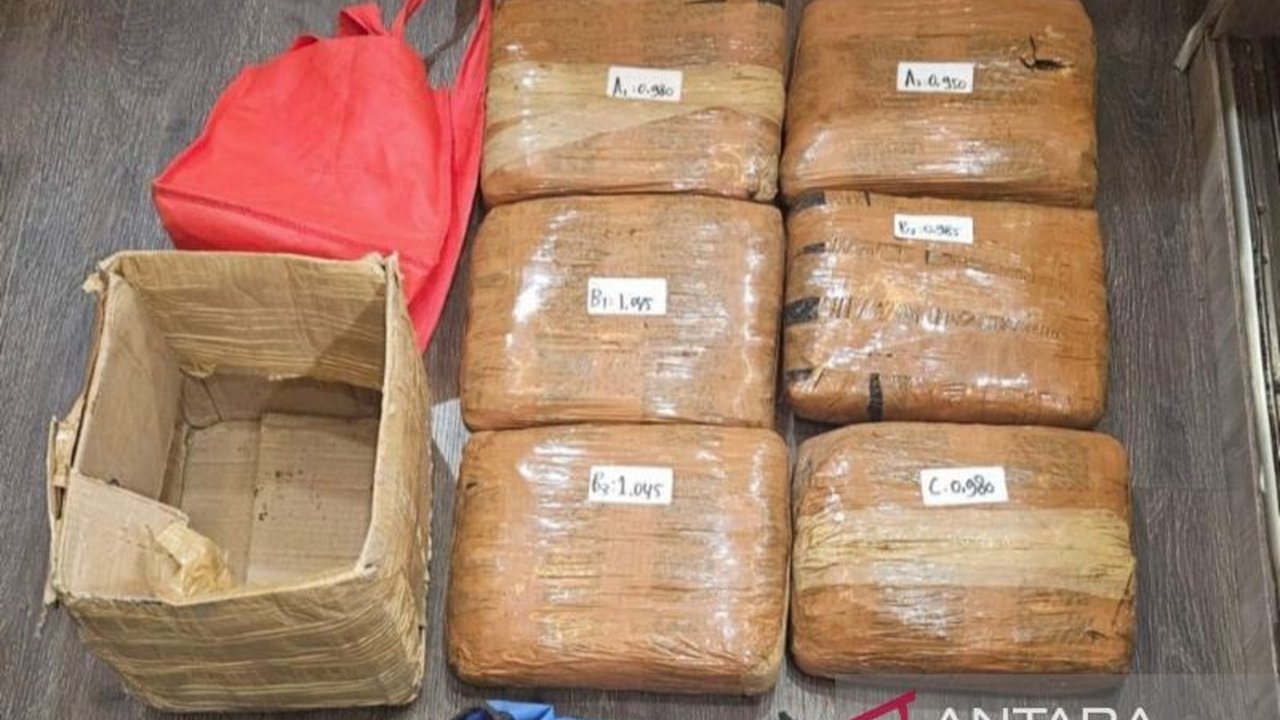 Polda Metro Jaya berhasil menggagalkan peredaran 6 kg ganja di Jakarta Timur dan menangkap satu tersangka, dengan dugaan jaringan peredaran berasal dari Sumatera.
