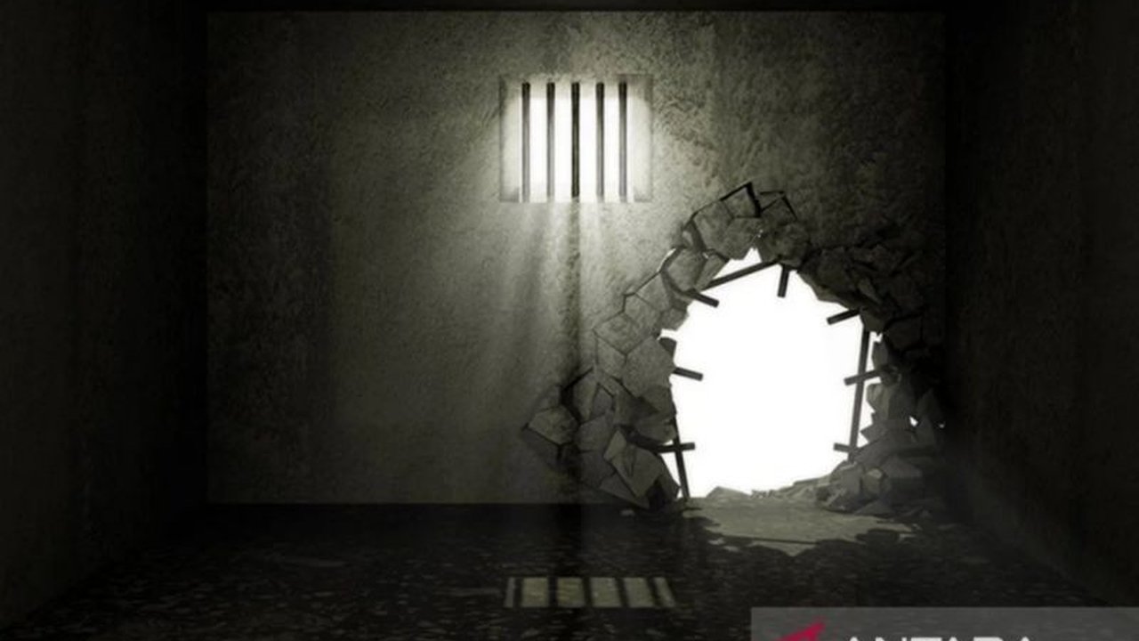 Sebanyak 11 tahanan melarikan diri dari Polres Kampar; dua telah ditangkap setelah ditembak karena melawan, sembilan lainnya masih buron.