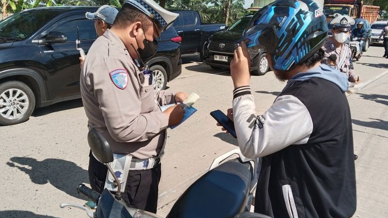 Badan Pendapatan Daerah (Bapenda) Provinsi Sumatera Selatan membentuk tim untuk menagih pajak kendaraan bermotor secara langsung kepada wajib pajak yang menunggak, guna meningkatkan Pendapatan Asli Daerah (PAD).