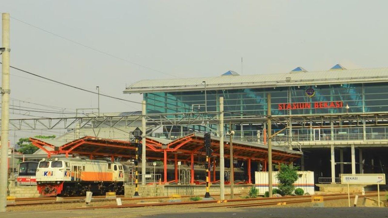 Stasiun Bekasi, sebagai simpul integrasi strategis, mencatatkan peningkatan signifikan pengguna Commuter Line dan KA Jarak Jauh, mendukung modernisasi perkeretaapian nasional.