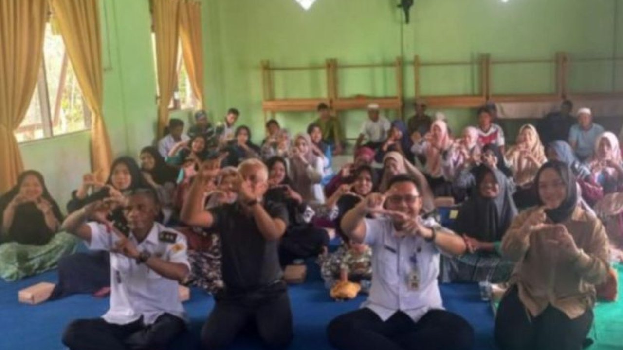 Desa Tamunti, Tabalong, Kalimantan Selatan, menjadi contoh sukses program WiFi gratis yang mendorong kemajuan Usaha Mikro Kecil dan Menengah (UMKM) lokal, khususnya dalam pengembangan ekspor daun sapat.