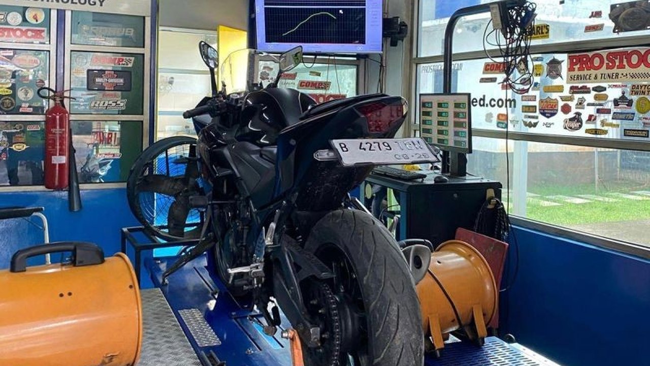 Pelumas Motul 300V terbaru dengan teknologi ESTER CORE terbukti meningkatkan tenaga mesin hingga 0,25 HP (1,16 persen) dibandingkan versi sebelumnya dalam uji dyno test, menawarkan performa maksimal dan perlindungan mesin optimal.