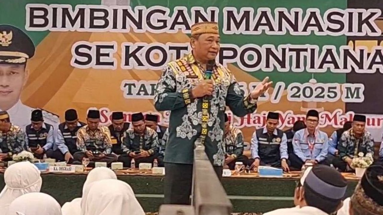 Kepala Kantor Wilayah Kemenag Kalbar, Muhajirin Yanis, memberikan pembekalan manasik haji kepada ratusan JCH Pontianak di Masjid Raya Mujahidin, menekankan pentingnya niat ibadah dan menjaga kesehatan di Tanah Suci.