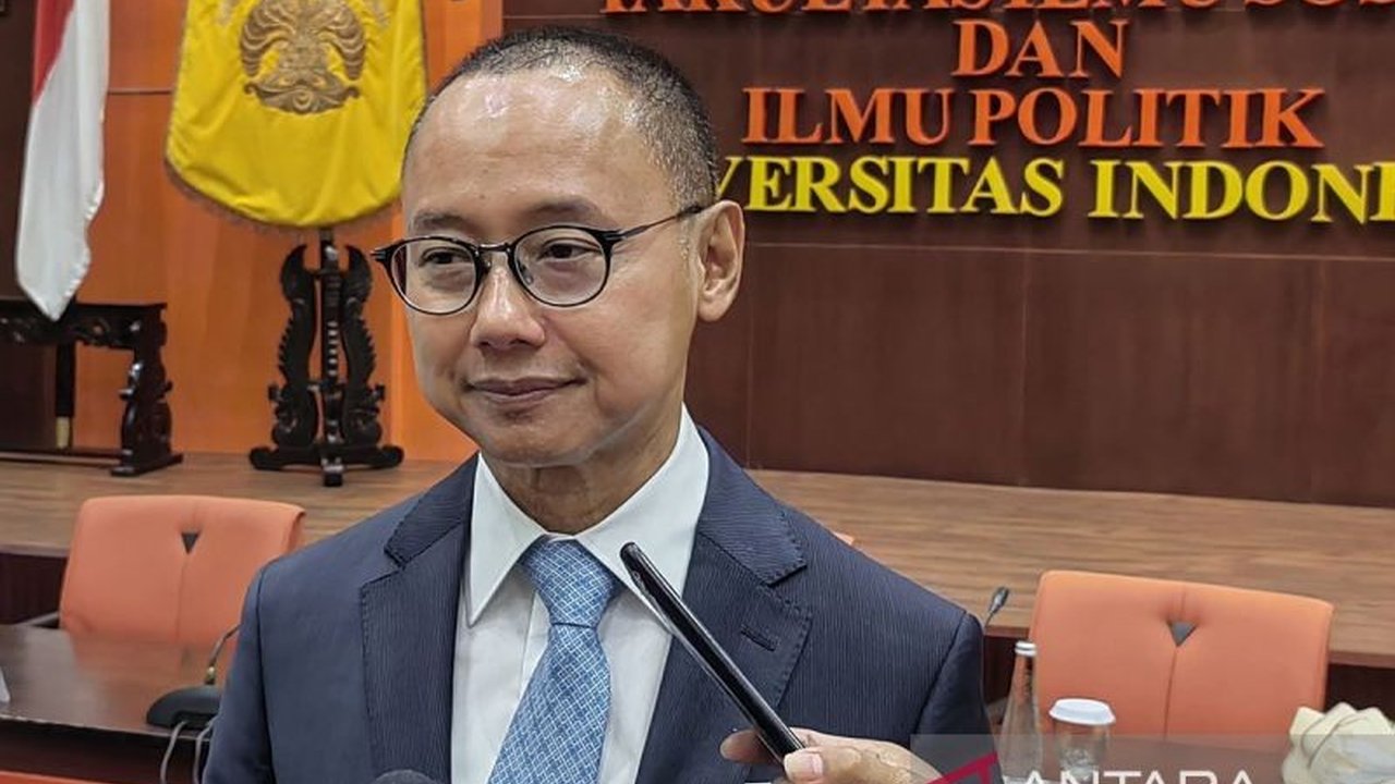 Wakil Ketua Umum PAN, Eddy Soeparno, menyatakan hormat atas putusan MK yang menolak gugatan uji materi terkait pembatasan masa jabatan ketua umum partai politik, menekankan pentingnya demokrasi internal partai.