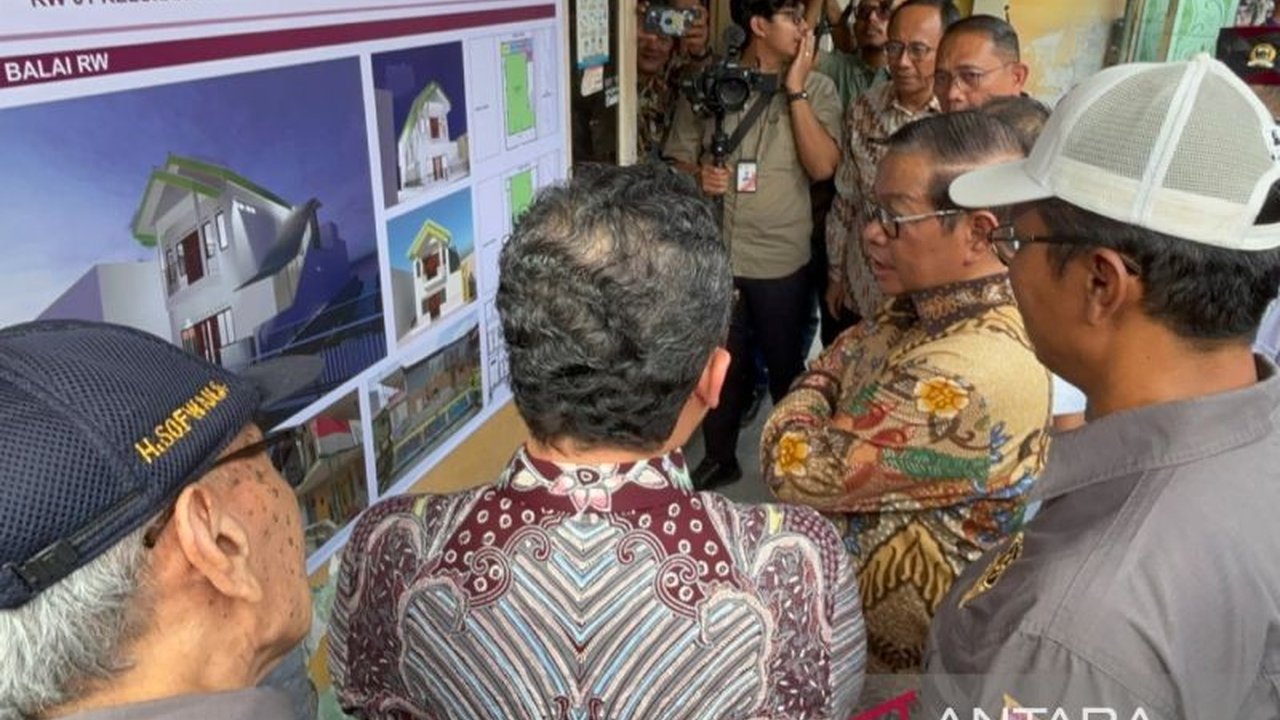 Pemprov DKI Jakarta berkomitmen memperbaiki 55 RW kumuh di Jakarta, termasuk membangun Balai RW baru di Menteng Tenggulun, sebagai upaya meningkatkan kualitas hidup warga.