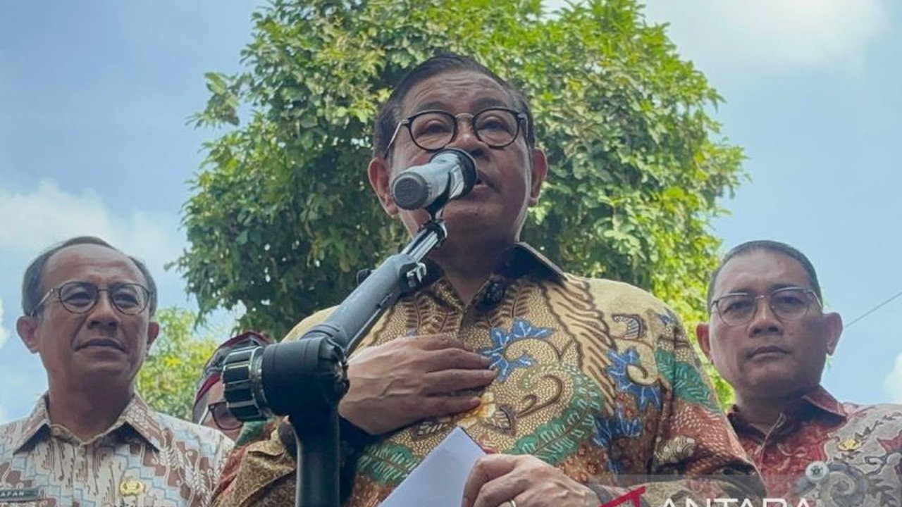 Kebijakan wajib naik transportasi umum setiap Rabu bagi ASN DKI Jakarta berhasil meningkatkan jumlah penumpang Transjakarta hingga 100 ribu orang, mendorong rencana peningkatan layanan transportasi umum di Jakarta.