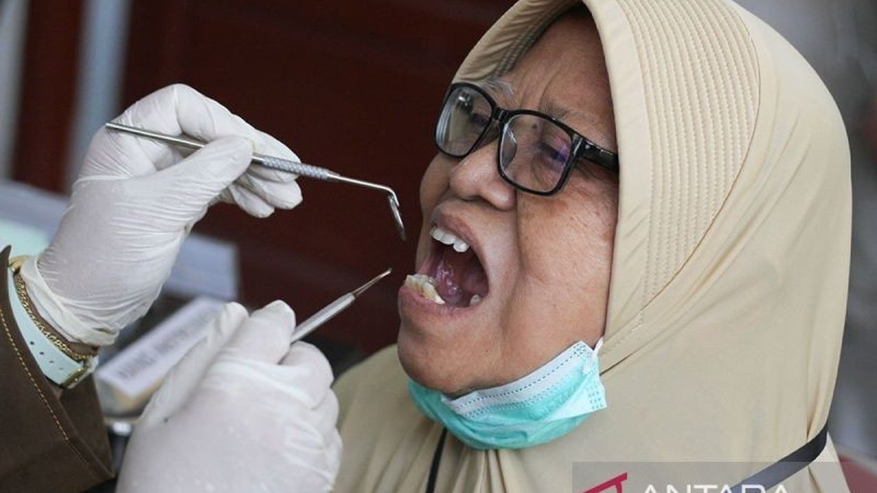 Menteri Kesehatan RI melaporkan 5,3 juta orang telah mengikuti Cek Kesehatan Gratis (CKG), namun masih ada tantangan dalam cakupan dan tindak lanjut, terutama di daerah padat penduduk dan ketersediaan dokter gigi.