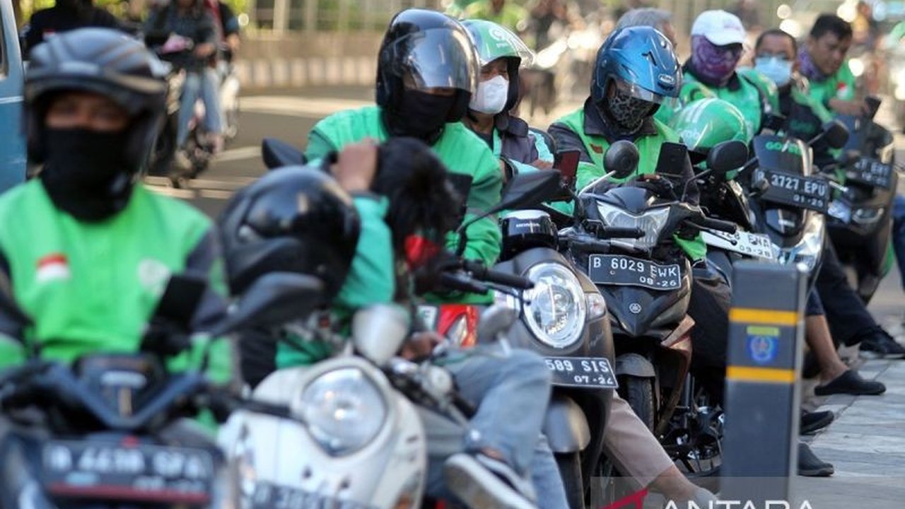 Ekonom menyoroti usulan pemerintah agar pengemudi ojol masuk kategori UMKM sebagai solusi menyeimbangkan fleksibilitas kerja dan akses manfaat.