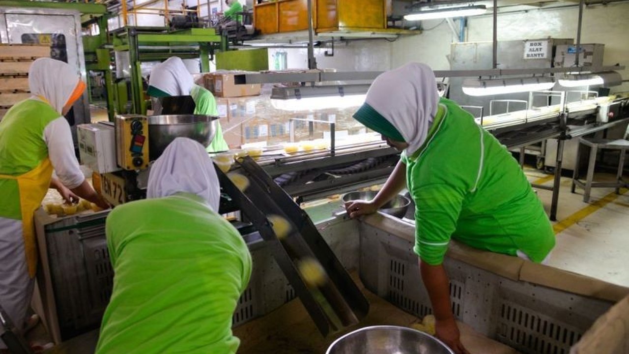 Kadin Indonesia mendesak pemerintah untuk terus memperkuat industri nasional guna meningkatkan pertumbuhan ekonomi, khususnya di sektor pengolahan dan konstruksi, serta mempercepat realisasi investasi.