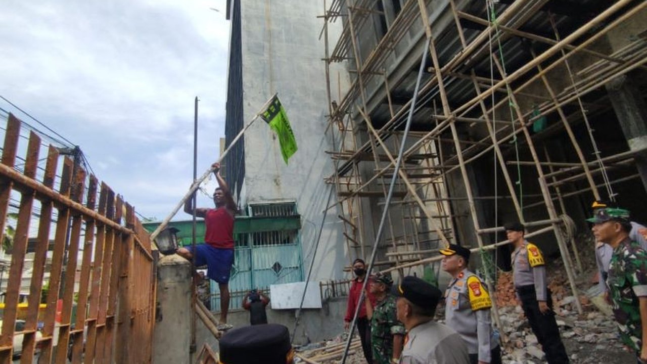 Petugas gabungan kembali menertibkan atribut ormas yang melanggar aturan di Tambora, Jakarta Barat, demi menjaga ketertiban dan kenyamanan masyarakat.
