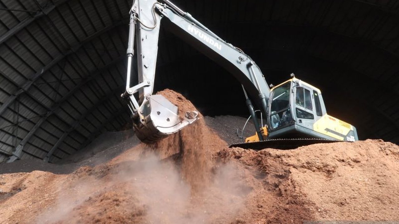 PLTU Jeranjang di Lombok Barat sukses mengurangi konsumsi batu bara dengan memanfaatkan limbah kayu sebagai biomassa, berkontribusi pada pengurangan emisi dan pengelolaan sampah.